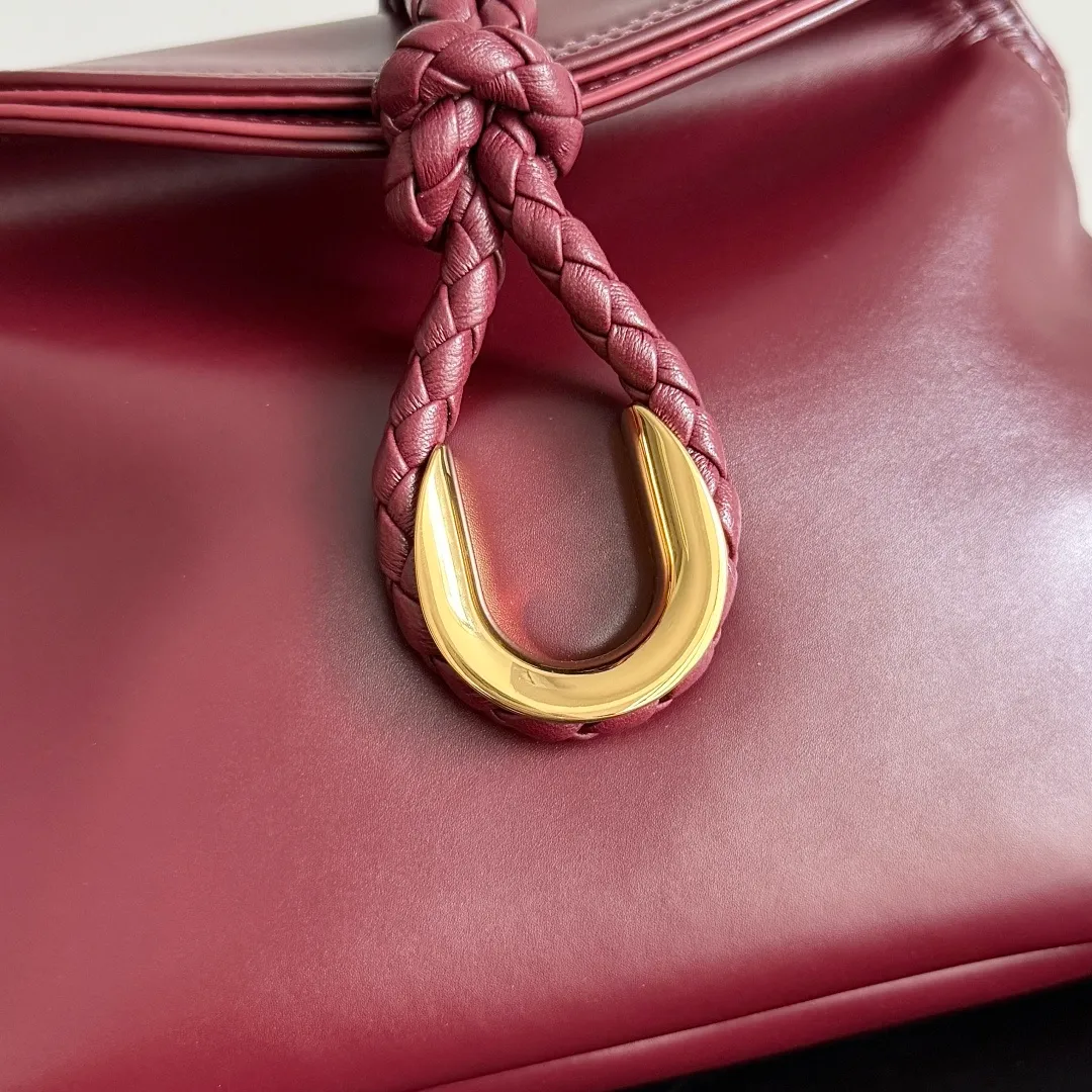 Batch 1520 BOTTEGA VENETA 2025 women's mini LIBERTA crossbody bag, the smallest size is shipped! ! Summer is here, how can you go out and play without a small bag? The "Freedom" series has the advantage of not being picky about seasons. I really like it. A small bag with a generous temperament is an indispensable item for every girl to perfectly adapt to the variety of summer outfits. The high-quality leather reveals a delicate luster. The U-shaped high-quality hardware design is enlarged in this size, which is the finishing touch. Whether it is attending a banquet or daily travel, it can show off the taste. Style No.: 826147 Size: 24*15.5*5cm